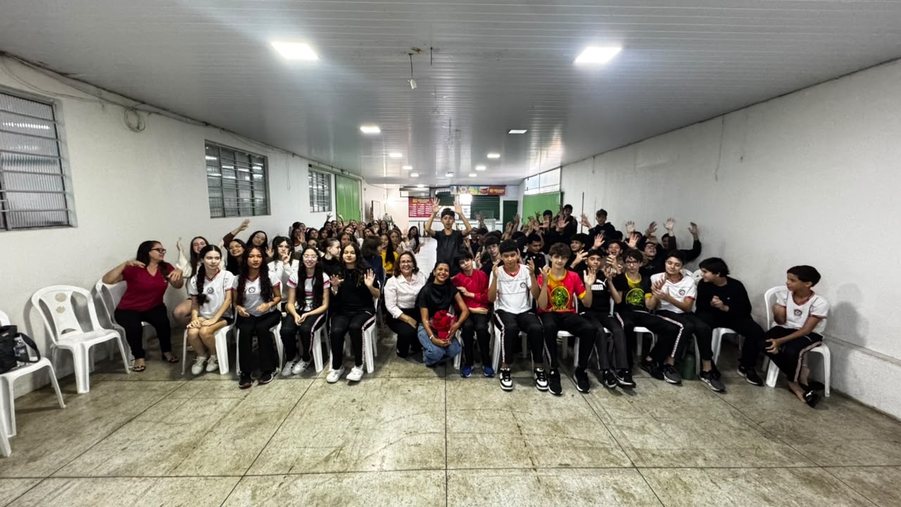 Palestra sobre inclusão de pessoas surdas encerra projeto de leitura dos 8º anos