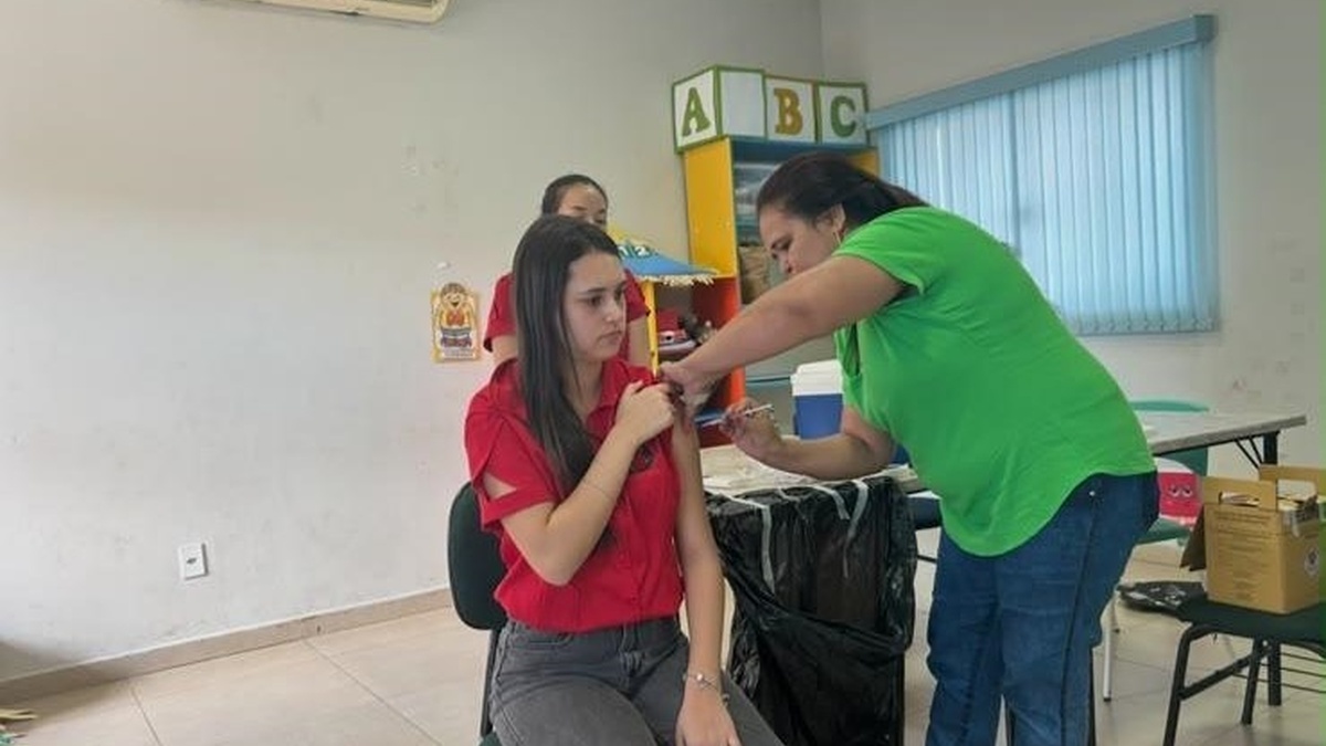 Projeto da COOPEMA leva vacinação para o ambiente escolar